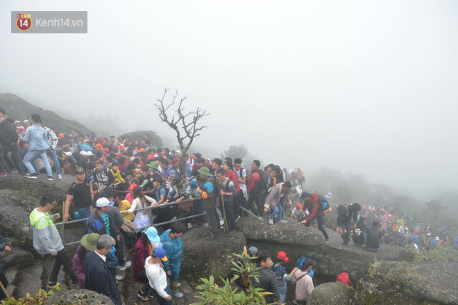 Khai hội Yên Tử, hàng trăm người leo trèo ra khỏi đám đông vì đứng chôn chân 2 tiếng ở đường lên chùa Đồng